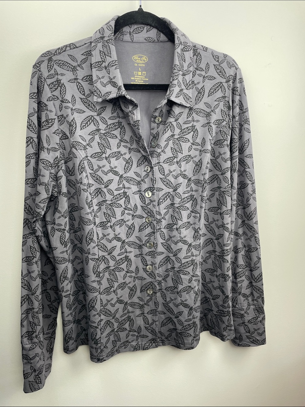Blue Sky Gray Leaf-Print Button-Down Shirt